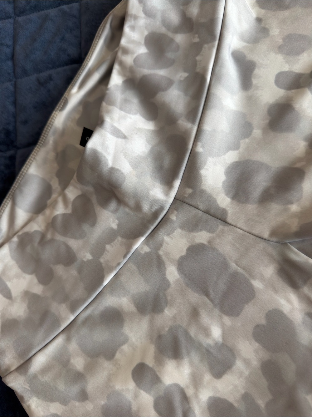 Onzie light Gray Camo Capri Leggings S/M - Picture 3 of 8